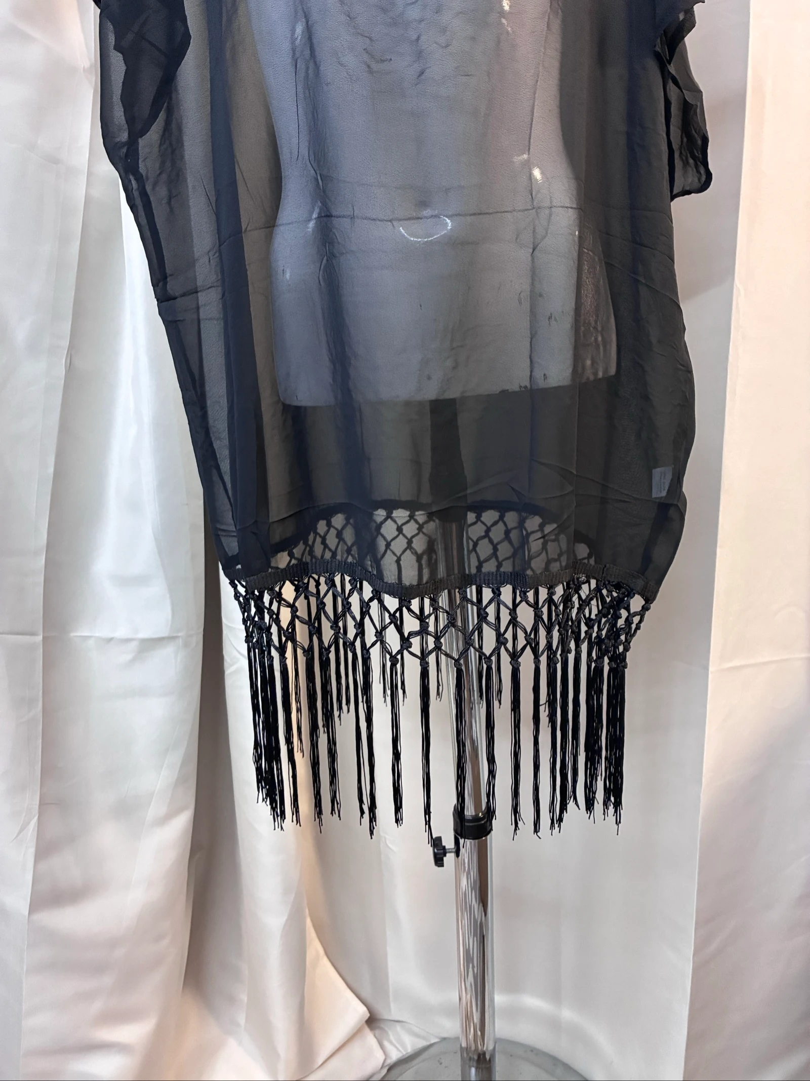 Túnica / Poncho transparente negro con flecos de macramé – Talla Única – photo 2